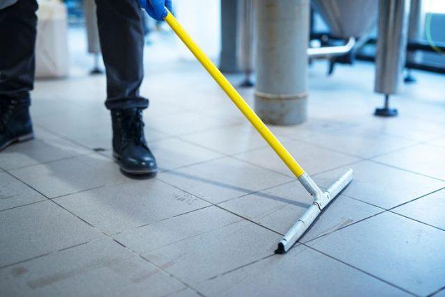تنظيف البلاط من السواد باستخدام المساحة