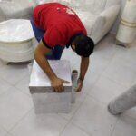 عمال نقل عفش بمكة أثناء تغليف الأثاث فك وتركيب غرف النوم قبل نقل العفش
